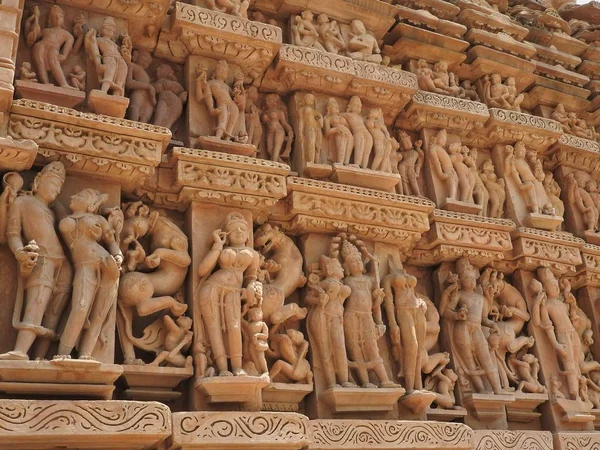 Erotické sochy a pohlavní styk člověka v kajuraho chrámech, Madhya Pradesh, Indie. Je postaven kolem 1050 a je místem, kde se nachází seznam světového dědictví UNESCO, turistické destinace. Koncepce textur a pohlednic. — Stock fotografie