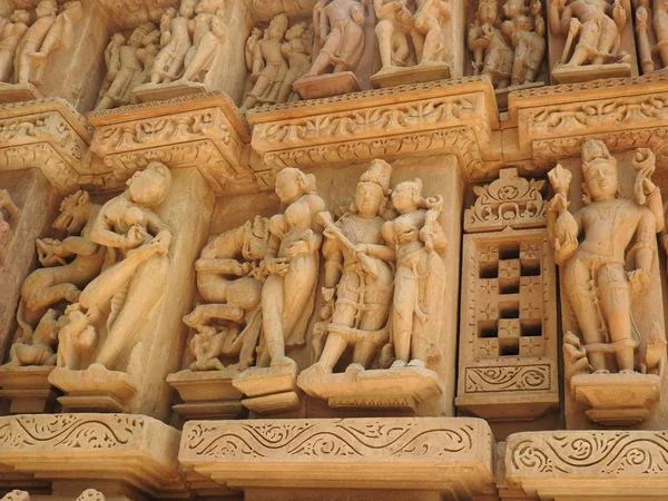 カジュラホ寺院のエロティックな彫刻とセックスポーズ, マディヤプラデシュ, インド.1050年頃に建てられたユネスコの世界遺産に登録されています。テクスチャとはがきの概念. — ストック写真