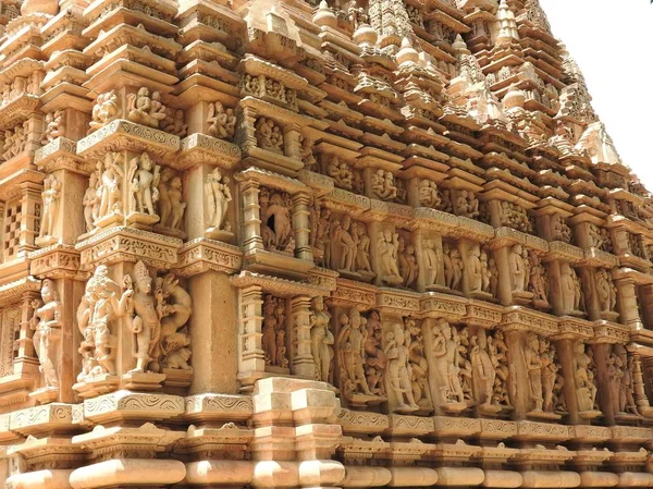 Erotische Skulpturen und Sex-Posen von Männern in Kajuraho-Tempeln, Madhya Pradesh, Indien. Es wurde um 1050 erbaut und ist ein UNESCO-Weltkulturerbe, ein Touristenziel. das Konzept der Texturen und Postkarten. — Stockfoto