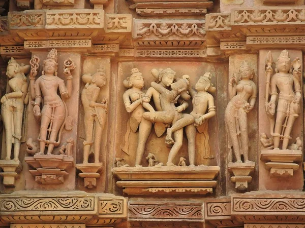 Sculptures érotiques et poses sexuelles de l'homme dans les temples kajuraho, Madhya Pradesh, Inde. Construit vers 1050, c'est un site du patrimoine mondial de l'UNESCO, une destination touristique. Le concept de textures et de cartes postales . Photo De Stock