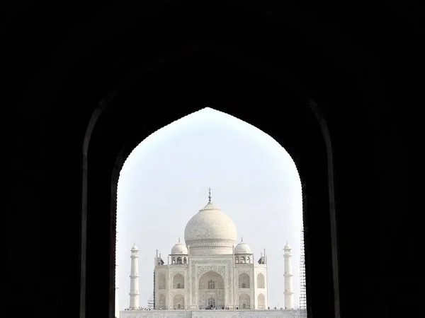 Taj Mahal, Agra, India, Arch bejáratánál a mauzóleum. — Stock Fotó