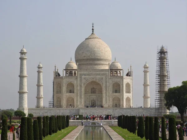 Agra, Uttar Pradesh, Índia - A visão matinal do monumento Taj Mahal refletindo na água da piscina, Agra, Índia — Fotografia de Stock