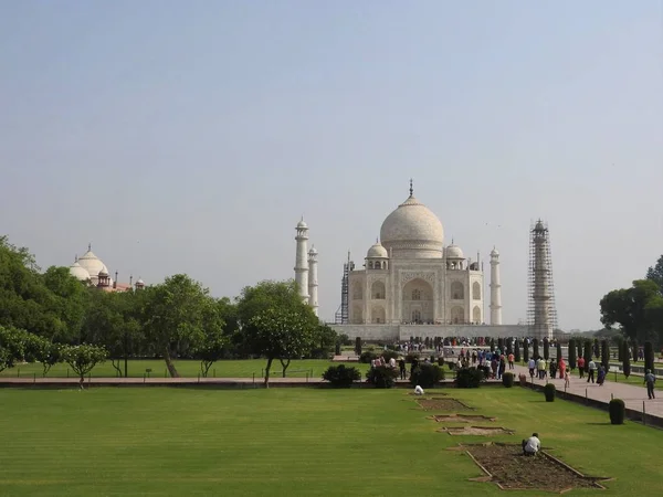 Agra, Uttar Pradesh, India - La vista matutina del monumento Taj Mahal reflejándose en el agua de la piscina, Agra, India — Foto de Stock