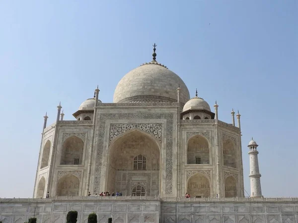 Taj Mahal mausoleo y símbolo del amor, mármol de marfil blanco en la orilla sur del río Yamuna en la ciudad india de Agra, Uttar Pradesh . — Foto de Stock