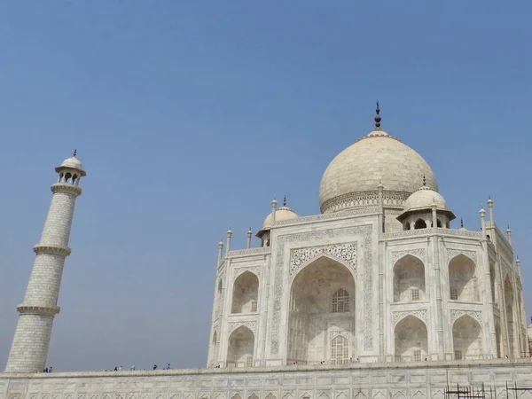 Taj Mahal mausoleo y símbolo del amor, mármol de marfil blanco en la orilla sur del río Yamuna en la ciudad india de Agra, Uttar Pradesh . — Foto de Stock