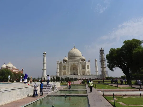 Тадж-Махал, известный исторический памятник ЮНЕСКО, памятник любви, величайшая гробница из белого мрамора в Индии, Агра, Уттар-Прадеш . — стоковое фото