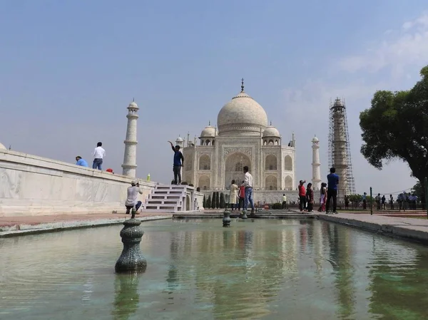 Taj Mahal mausoleum en symbool voor liefde, wit ivoor marble op de zuidelijke oever van de rivier Yamuna in de Indiase stad Agra, Uttar Pradesh. — Stockfoto