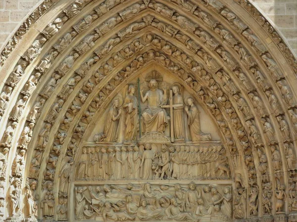 Paris, França Fachada da Catedral de Notre Dame da estátua do Santo. Património Mundial da UNESCO — Fotografia de Stock