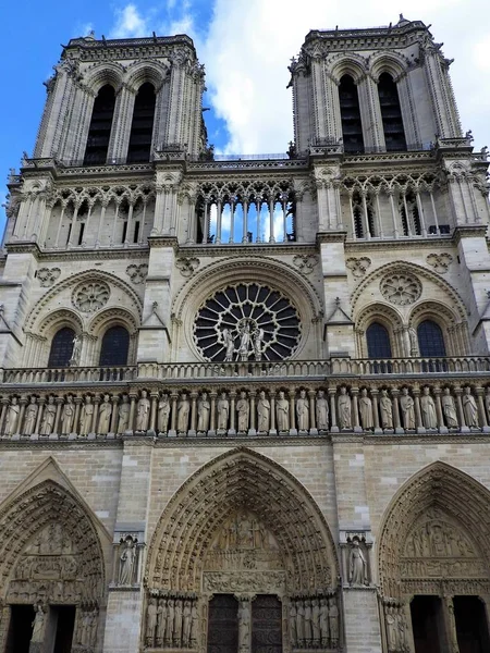 Notre Dame de París. Detalle de fachada y torre contra un cielo azul —  Fotos de Stock