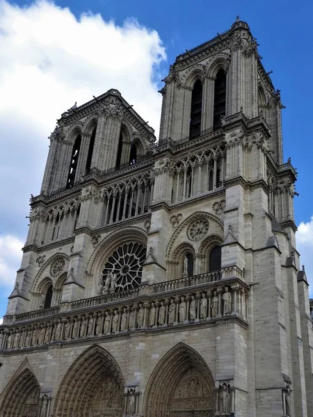 The facade of Notre Dame against the blue sky — Stock Photo, Image