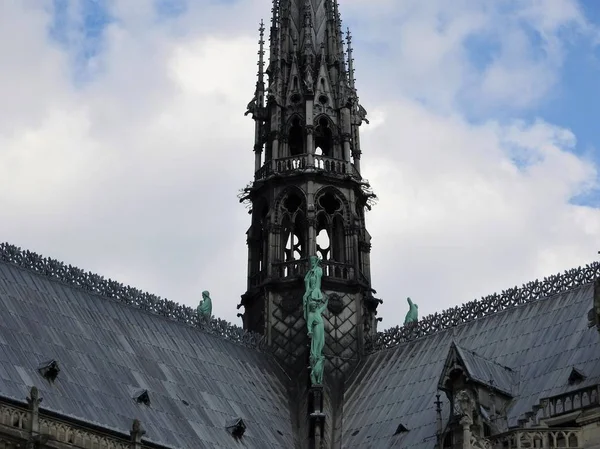 Statues of the apostles on the roof of Notre Dame, the approach of fragments. Paris France, UNESCO world heritage site. — Stock Photo, Image