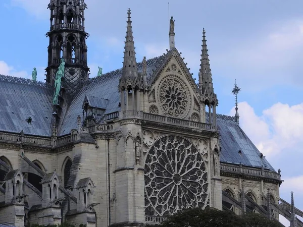 Details der Südfassade von Notre-dame de Paris, mit rosa Fenster und durchbrochenem Muster, im warmen Licht des Sonnenuntergangs, oben auf der Figur der absteigenden Apostel, Paris, Frankreich, UNESCO. — Stockfoto