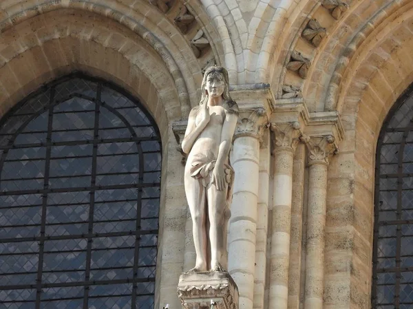 Paris, France Notre Dame Cathedral facade of the statue of the Saint. UNESCO world heritage — Stock Photo, Image