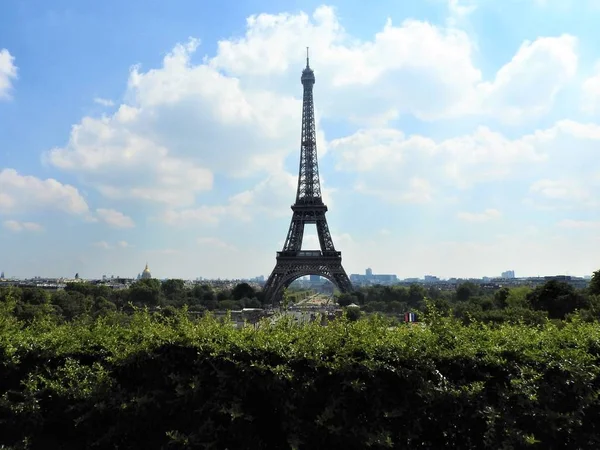 Eiffel tower. Paris, France. The famous historical landmark on the Seine. Romantic, tourist, symbol of the greatness of architecture. — Stock Photo, Image