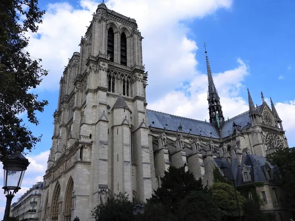 The facade of Notre Dame against the blue sky. — Stock Photo, Image