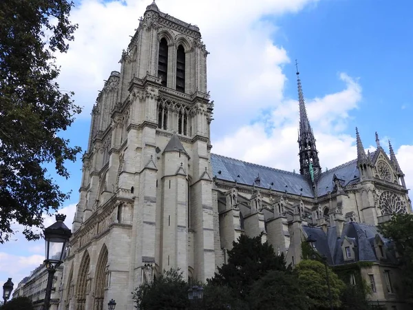 A fachada de Notre Dame contra o céu azul . — Fotografia de Stock