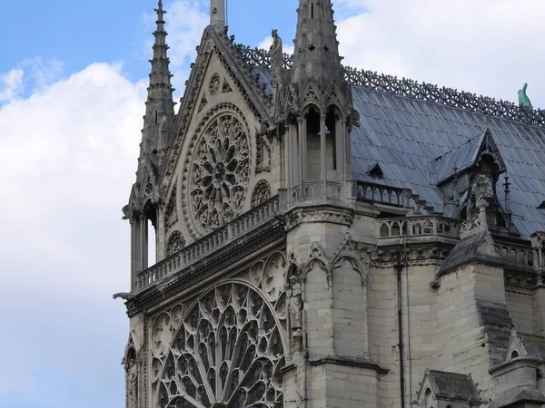 A fachada de Notre Dame contra o céu azul — Fotografia de Stock