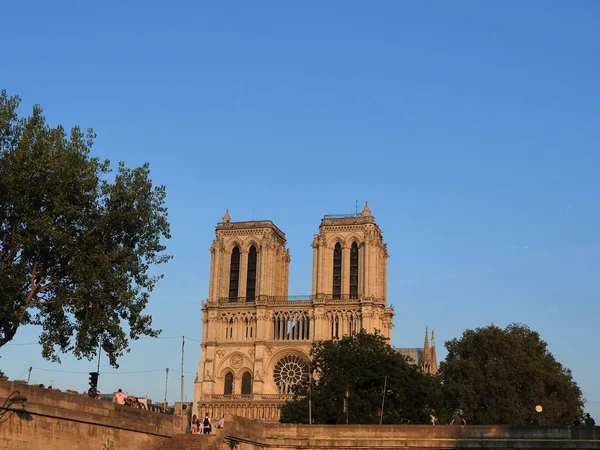 Notre Dame, Paris'in en güzel katedrali, Unesco mirası. Seine Nehri'nden trajedi ve yangına manzara, Fransa. — Stok fotoğraf