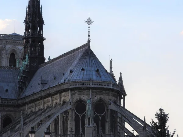 Η Παναγία των Παρισίων, ο πιο όμορφος Καθεδρικός ναός στο Παρίσι. Θέα από τον ποταμό Σηκουάνα, Γαλλία. — Φωτογραφία Αρχείου