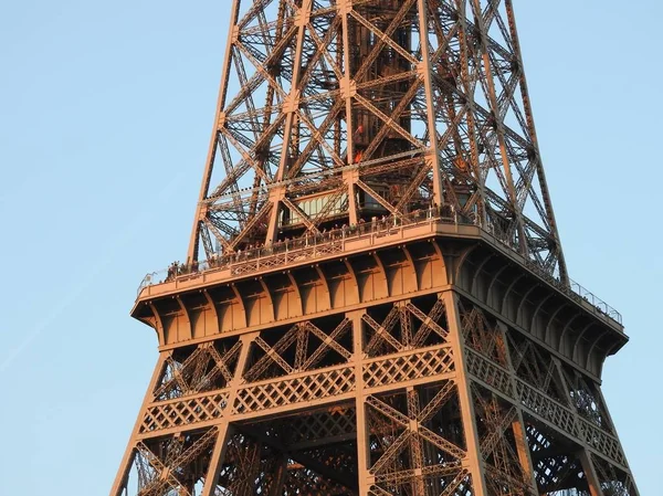 Torre Eiffel vista de perto da estrutura em Paris, França — Fotografia de Stock