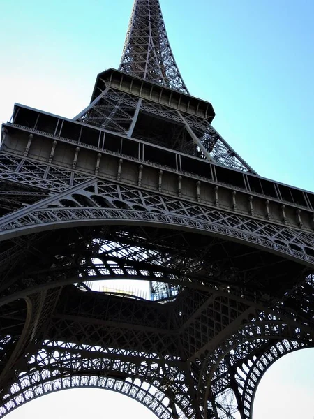 Großartige Weitwinkelaufnahme des Eiffelturms mit klarem blauen Himmel, Paris, Frankreich — Stockfoto