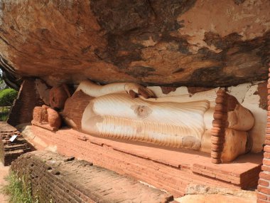 Pidurangala kayası üzerinde yer alan bitmemiş Buda heykeli, popüler Sigiriya Aslan Kayası, Matale Bölgesi, Sri Lanka, eski Seylan, Güney Asya 'nın daha az ünlü kaya oluşumu
