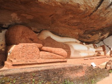 Pidurangala kayası üzerinde yer alan bitmemiş Buda heykeli, popüler Sigiriya Aslan Kayası, Matale Bölgesi, Sri Lanka, eski Seylan, Güney Asya 'nın daha az ünlü kaya oluşumu