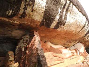 Pidurangala kayası üzerinde yer alan bitmemiş Buda heykeli, popüler Sigiriya Aslan Kayası, Matale Bölgesi, Sri Lanka, eski Seylan, Güney Asya 'nın daha az ünlü kaya oluşumu