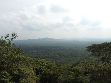 Sigiriya kaya ya da Sinhagiri anteni panoramik, Sri Lanka Dambulla Pidurangala dağdan görünümü.