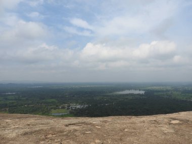 Sigiriya kaya ya da Sinhagiri anteni panoramik, Sri Lanka Dambulla Pidurangala dağdan görünümü.