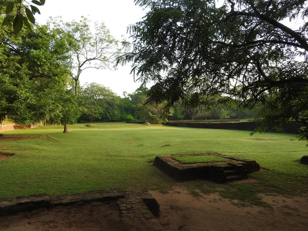 Ruiny královského paláce na vrcholu Lví skály, Sigiriya, Srí Lanka, seznam světového kulturního dědictví UNESCO — Stock fotografie