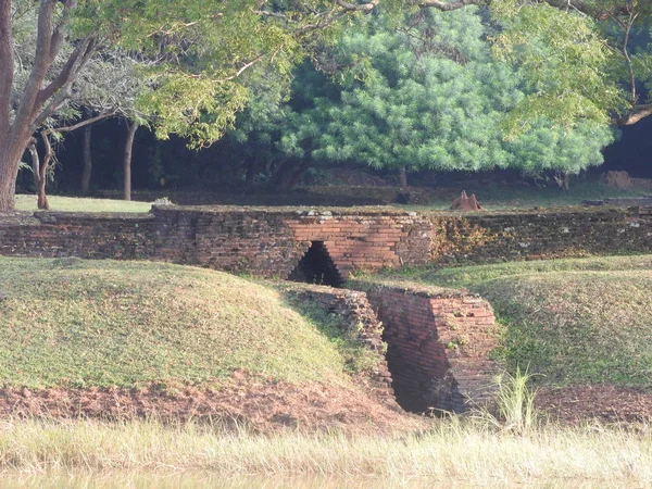 Ruins of the Royal Palace on top of lion rock, Sigiriya, Sri Lanka, UNESCO world heritage Site — Stock Photo, Image