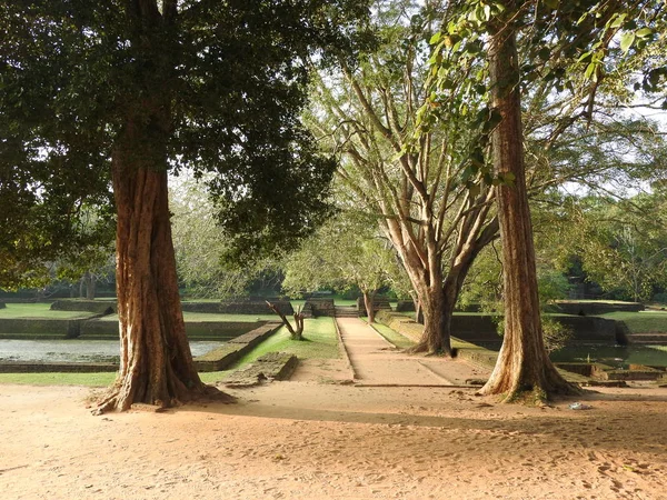 Ruïnes van het Koninklijk Paleis op de top van de Leeuw rots, Sigiriya, Sri Lanka, UNESCO World Heritage site — Stockfoto