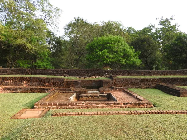 Ruins of the Royal Palace on top of lion rock, Sigiriya, Sri Lanka, UNESCO world heritage Site — Stock Photo, Image