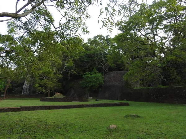 Руины Королевского дворца на вершине львиной скалы, Сигирия, Шри-Ланка, объект мирового наследия ЮНЕСКО — стоковое фото