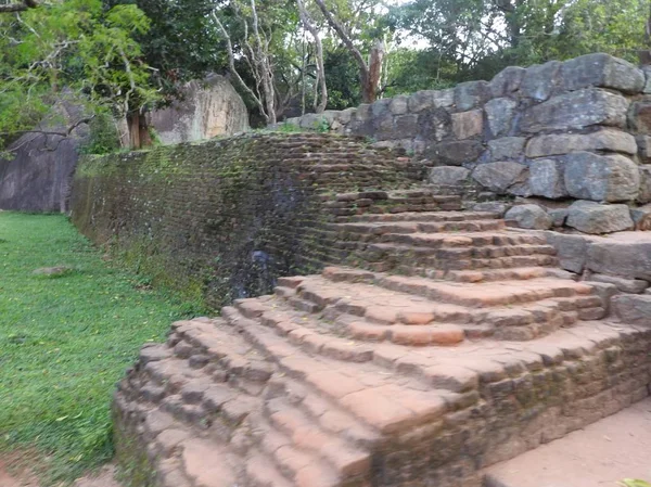 Ruins of the Royal Palace on top of lion rock, Sigiriya, Sri Lanka, UNESCO world heritage Site — Stock Photo, Image