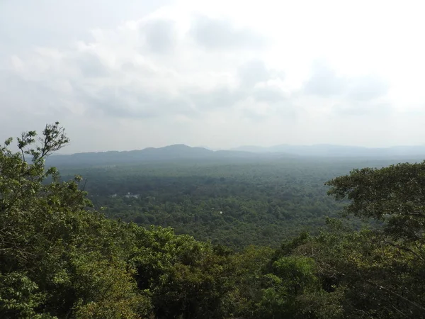 Pohled na hora Pidurangala od skálu Sígirija nebo Sinhagiri anténu panoramatické, Dambulla na Srí Lance. — Stock fotografie