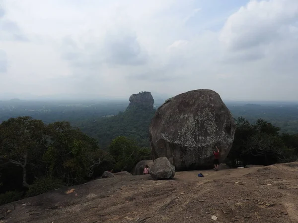 Pemandangan di gunung Pidurangala dari Batu Sigiriya atau panorama udara Sinhagiri, Dambulla di Sri Lanka . — Stok Foto