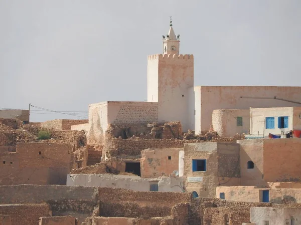 Vue panoramique du village berbère Tamezret en Tunisie. Afrique du Nord . — Photo