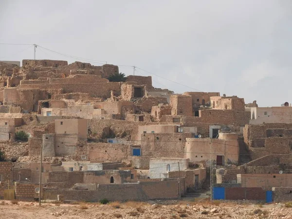 Panoramatický výhled na berberskou vesnici Tamezret v Tunisku. Severní Afrika. — Stock fotografie