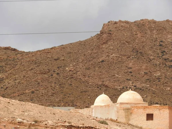 Panoramablick auf das Berberdorf tamezret in Tunesien. Nordafrika. — Stockfoto