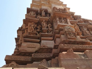 Khajuraho tapınaklarının batılı grubu, açık bir günde, Madhya Pradesh India, Kama Sutra seks sahneleri ve erotik figürleriyle bilinen bir Unesco dünya mirası alanıdır..
