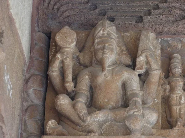 Sten tak och en kolonn inne i templet i västra gruppen, Khajuraho, Madhya Pradesh, Indien, UNESCO: s världsarvslista — Stockfoto