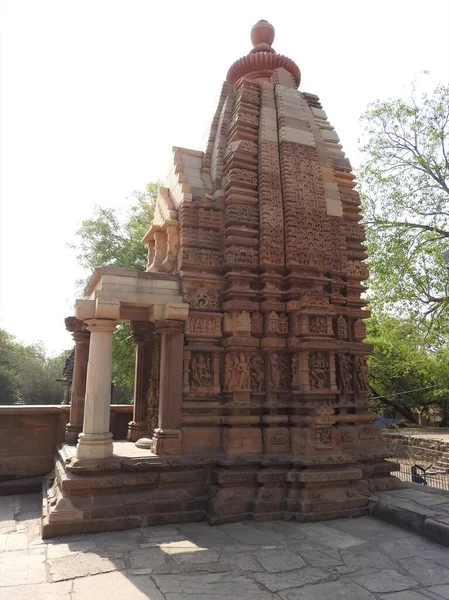 Västra gruppen av Khajuraho tempel, på en klar dag, Madhya Pradesh Indien är en Unesco världsarv plats, känd för Kama Sutra sexscener och erotiska figurer. — Stockfoto