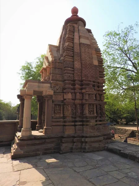 Die westliche gruppe der khajuraho-tempel, an klaren tagen ist madhya pradesh indien ein unesco-welterbe, bekannt für kama sutra sex szenen und erotische figuren. — Stockfoto