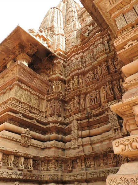 Den västra gruppen av Khajuraho tempel, en UNESCO Heritage Site, är känd för sina sexiga erotiska skulpturer, Indien, klar dag. — Stockfoto