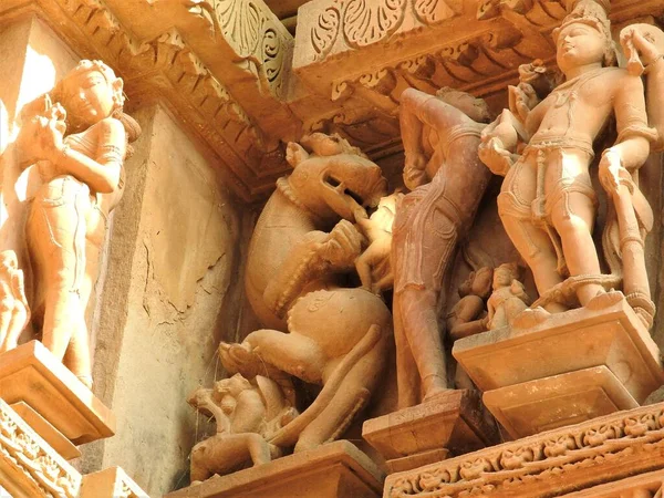O grupo ocidental de templos de Khajuraho, em um dia claro, Madhya Pradesh Índia é um patrimônio mundial da UNESCO, conhecido por cenas de Kama Sutra e figuras eróticas. . — Fotografia de Stock