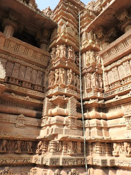 De westerse groep van Khajuraho tempels, een UNESCO Heritage site, is beroemd om zijn sexy erotische sculpturen, India, heldere dag. — Stockfoto