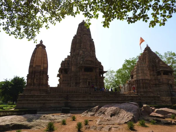 Hermosa imagen del templo en s, Khajuraho, Madhyapradesh, India con cielo azul y nubes esponjosas en el fondo, templos antiguos mundialmente famosos en la India, Patrimonio de la Humanidad por la UNESCO . —  Fotos de Stock