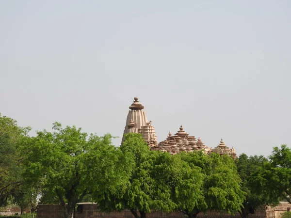 Западная группа храмов Кхаджурахо, в ясный день, Индия Мадхья-Прадеш является объектом всемирного наследия ЮНЕСКО, известным своими сексуальными сценами и эротическими фигурами . — стоковое фото